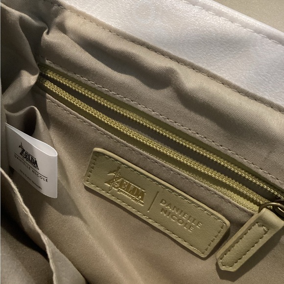 Collectible‎ Piece Danielle Nicole Cream Backpack with Gold Hardware - Picture 5 of 6